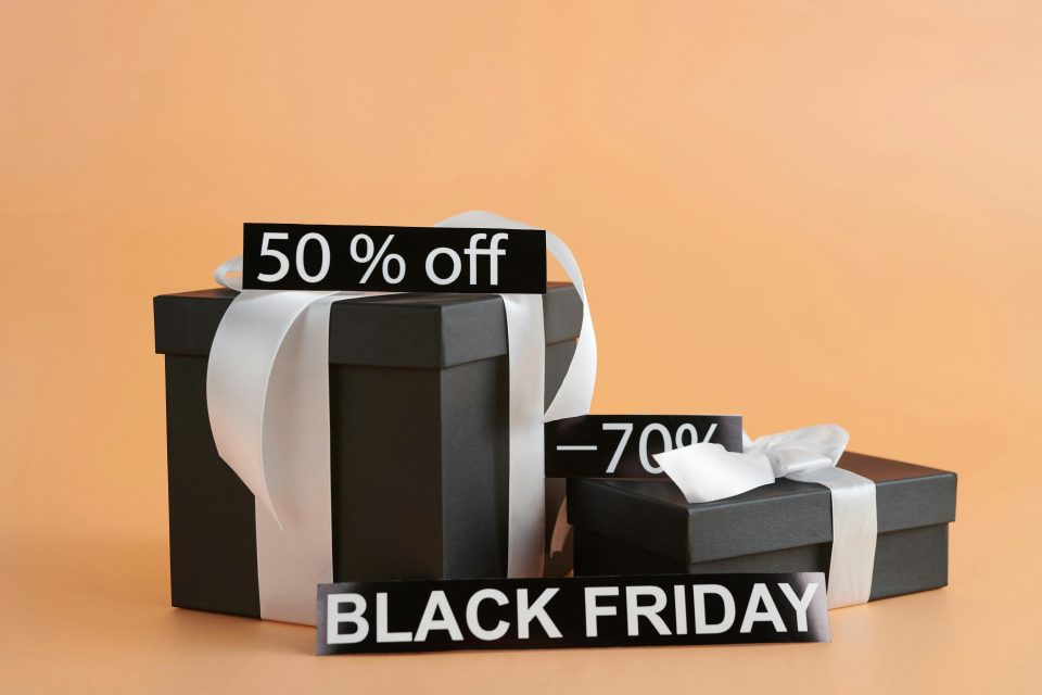 paquets cadeaux pendant le Black Friday, symbolisant les réductions et promotions digitales en Afrique